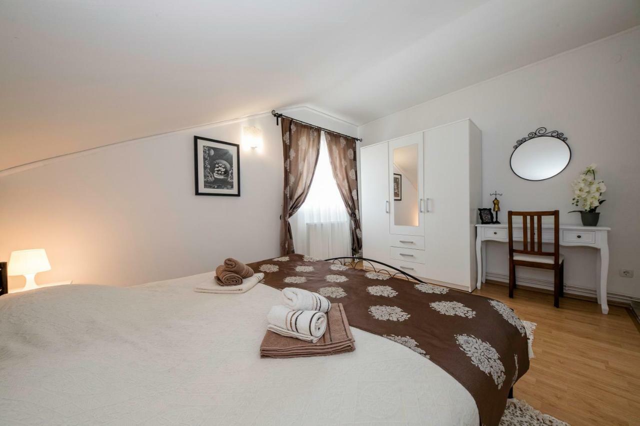 Apartmani Godinic Palit Luaran gambar